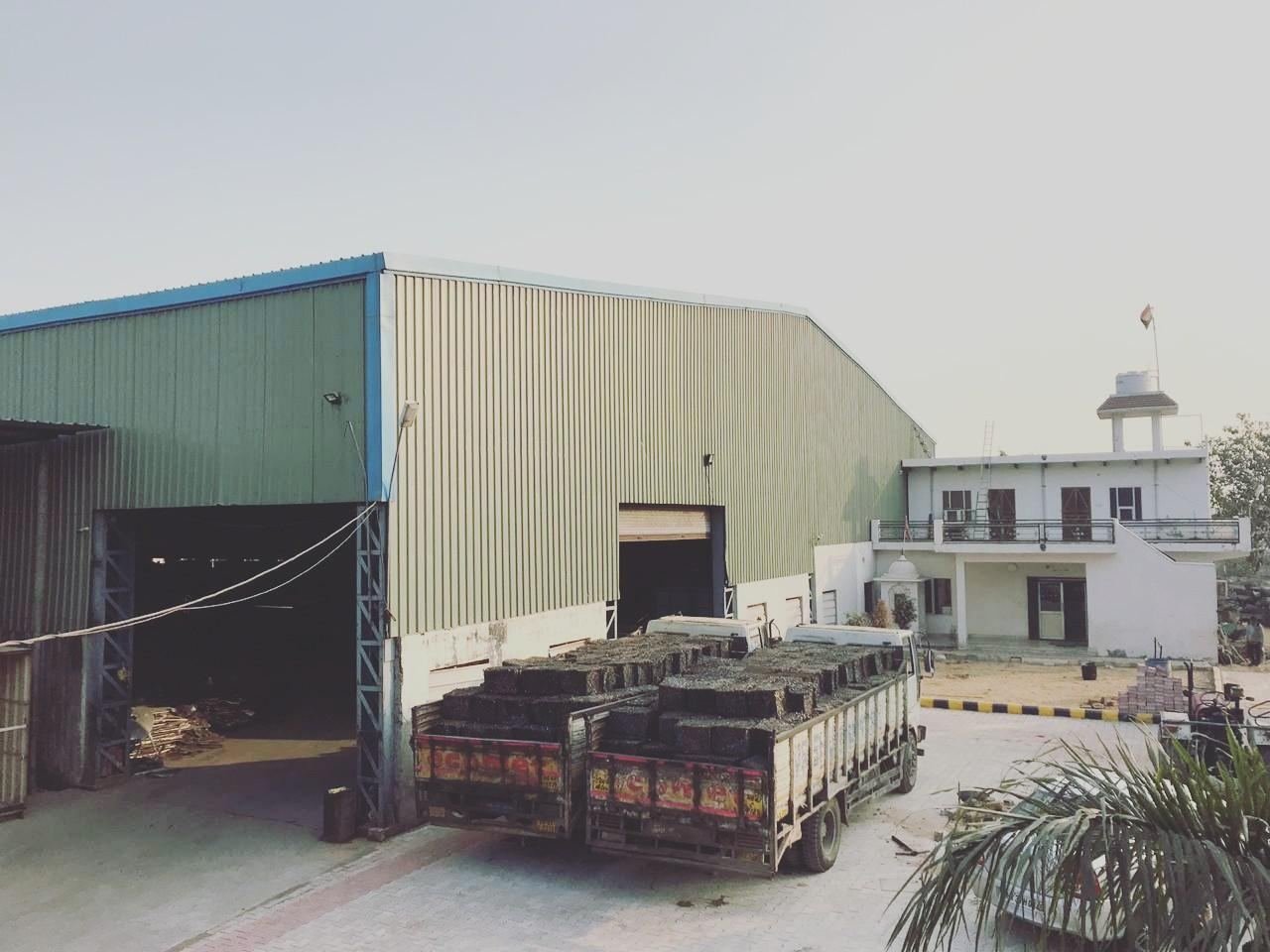 Operator running the CRC bundling machine at a Yashu Iron unit